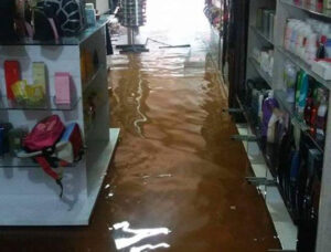 chuva-invadiu-lojas-de-cacule-foto-site-brumado-noticias-89