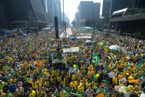 Manifestantes fazem ato contra a corrupção e contra o governo na Avenida Paulista (Marcelo Camargo/Agência Brasil)