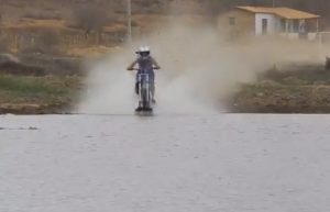 maetinga-moto-rodando-sobre-a-agua-brumado-noticias-07