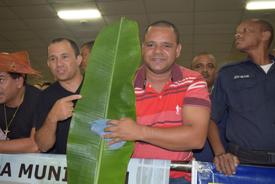 camara-manifestantes-folha-de-bananeira-brumado-noticias-07