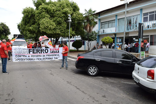 manifestantes-saida-eduardo-vasconcelos-brumado-noticias-57